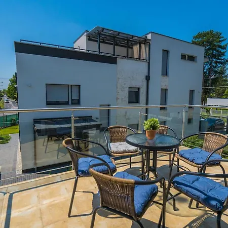 Gemini I., Iii. Apartment